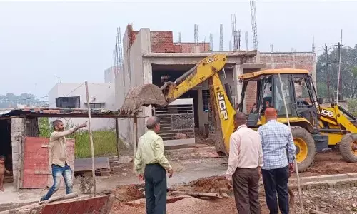 Bilaspur News: गायत्री ग्रीन कॉलोनी के अवैध प्लाटिंग पर चला निगम का बुलडोजर