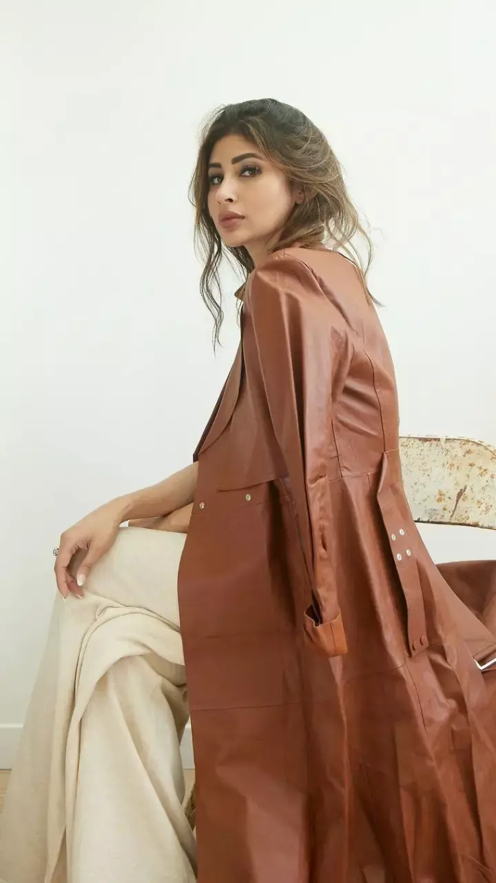 कोट का बटन खोल Mouni Roy ने दिए कातिलाना पोज, PHOTO देख छूटे लोगों के पसीने...