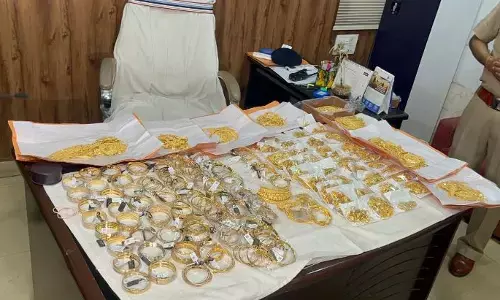 Raipur News: 10 करोड़ का सोना पकड़ाया, बस में तीन लोग बैग में भरकर लाये थे ज्वेलरी, पुलिस ने रेड़ कार्रवाई कर पकड़ा...