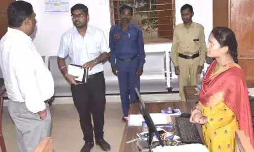 Jagdalpur News: कमिश्नर ने तहसील एवं एसडीएम कार्यालय का किया औचक निरीक्षण...समय-सीमा में निराकृत करने के दिए निर्देश
