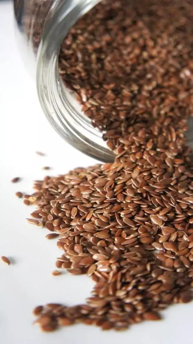 Alsi Dana Ke Fayde: अलसी के चमत्कारी दाने: 50 की उम्र में भी जवानी का अहसास!...