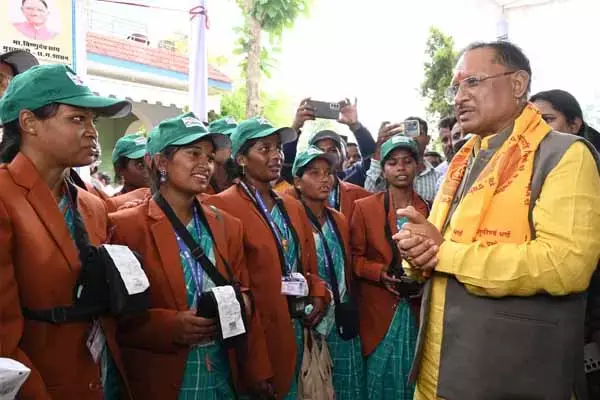 Chhattisgarh News: महिलाओं को रोजगार से जोड़ने की पहल: मुख्यमंत्री विष्णु देव साय ने बिजली सखियों को वितरित किए बिजली किट