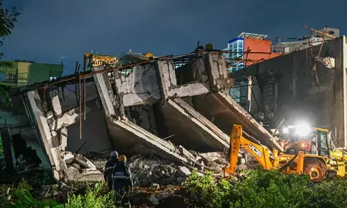 Bengaluru Building Collapsed: ताश के पत्तों की तरह बिखरी 7 स्टोरी बिल्डिंग, 5 लाेगाें की हुई मौत, कई लाेग मलबे में दबे