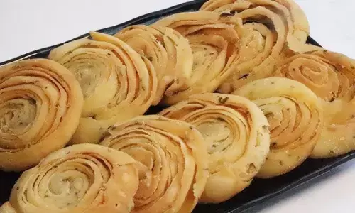 Diwali Special Paratdar Khasta Mathri Recipe: दीवाली पर बनाइए परतदार खस्ता मठरी, जितनी देखने में आकर्षक, उतनी ही खाने में मज़ेदार...