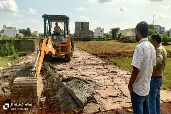 Raipur News: आयुक्‍त के निर्देश पर चला बुलडोजर: रोकी गई 5 एकड़ जमीन पर चल रही अवैध प्‍लाटिंग