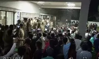 छत्तीसगढ़ः थाने के बाथरूम में युवक ने लगाई फांसी, गुस्साएं लोगों ने थाने में किया पथराव, पुलिस ने आंसू गैस और लाठी चार्ज किया....