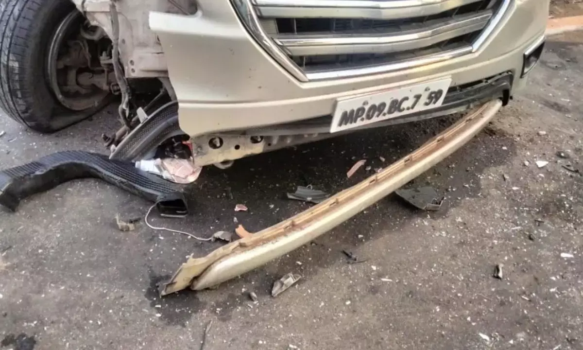 Ujjain Road Accident: उज्जैन-जावरा स्टेट हाईवे पर हादसा, पेट्रोल टैंकर टकराई कार, 4 की मौत, 3 की हालत गंभीर