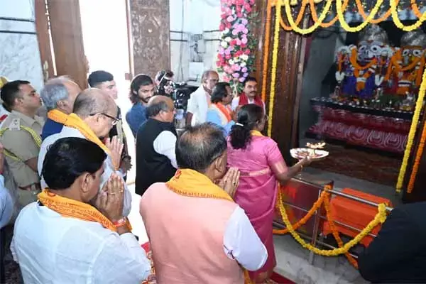 Presidents visit to Chhattisgarh: राष्‍ट्रपति मुर्मू ने जगन्नाथ मंदिर में किया दर्शन, देशवासियों की सुख-समृद्धि और निरंतर प्रगति के लिए आशीर्वाद मांगा