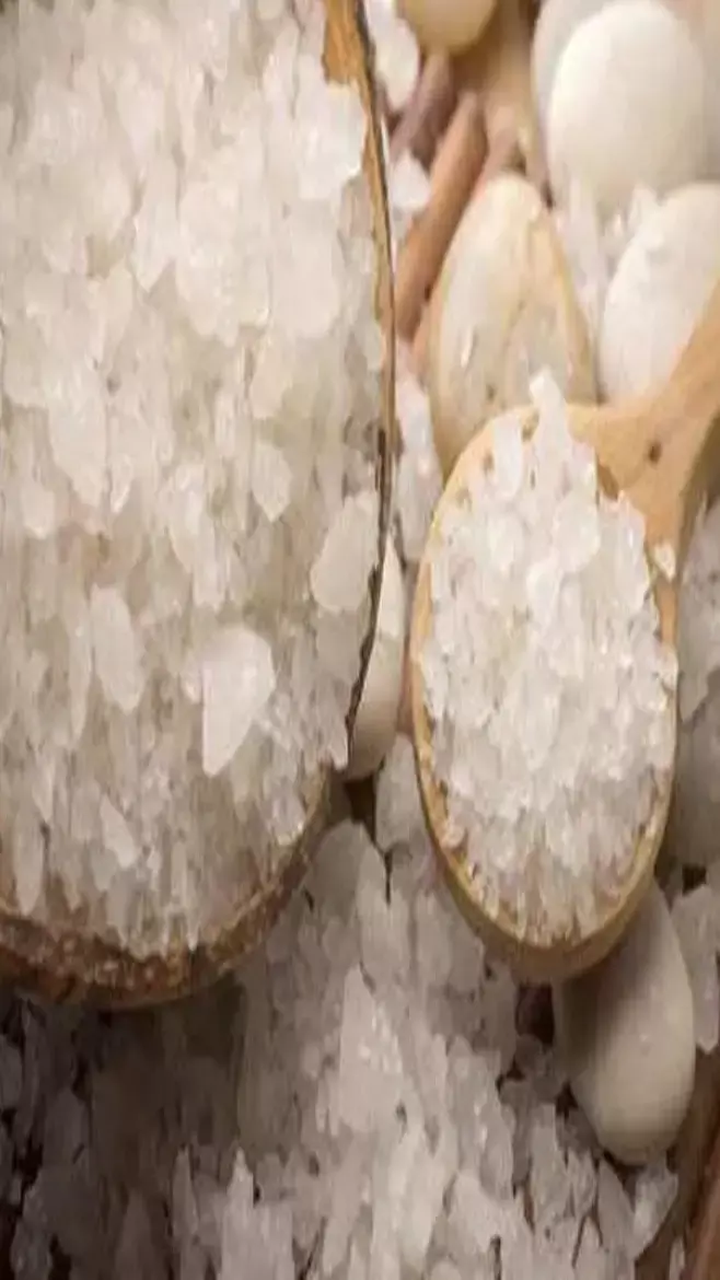 Samundri Namak Ke Fayde: जोड़ों के दर्द से लेकर इन बीमारीयों को दूर करने में मदद कार है समुद्री नमक, जानिए और इसके फायदे...