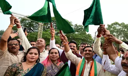 CG News: रेलवे की लाठी कांग्रेस ने खाई, BJP को मिला श्रेय... ट्रेनों के पटरी पर दौड़ते ही गरमाई राजनीति, जाने पूरा मामला