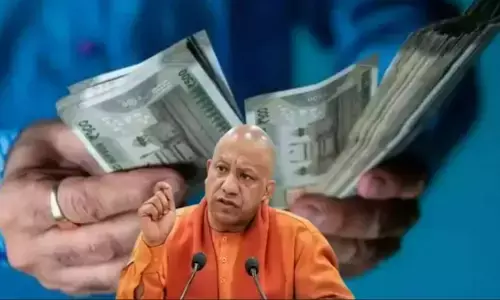 UP News Hindi: दीपावली पर योगी सराकार ने 34,459 कर्मचारियों का वेतन रोका, पढ़िए क्यों लिया गया एक्शन?