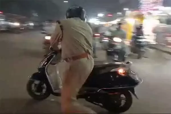 Bhilai News: मार्केट में खड़ी स्‍कूटी में पटाखा से लगी आग, एसआई की सतर्कता से टला बड़ा हादसा, देखें वीडियो