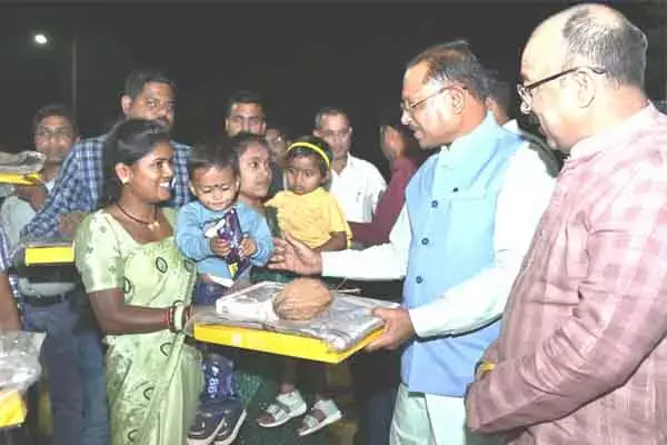 Chhattisgarh News: मुख्यमंत्री ने नवा रायपुर में सफाई कर्मियों के साथ बांटी दिवाली की खुशियां