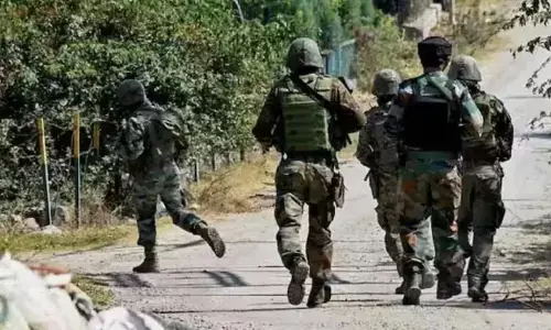 Jammu and Kashmir Encounter: : जम्मू-कश्मीर के खानयार इलाके में सुरक्षा बलों की आतंकियों से मुठभेड़, तलाशी अभियान जारी