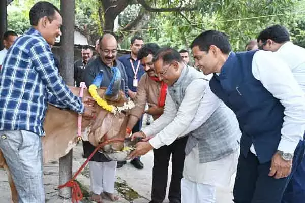 Chhattisgarh News: मुख्यमंत्री की सहजता ने सबका मन मोहा- गौ सेवक को अपने  हाथों  से खिलाया प्रसाद