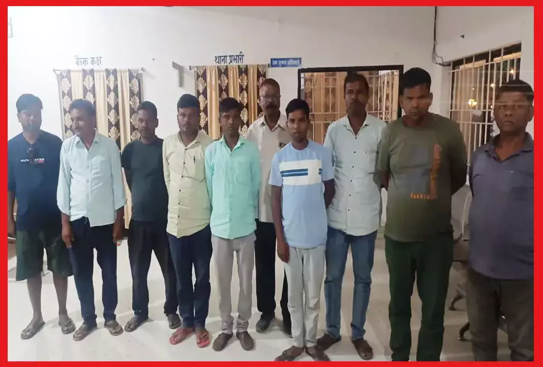 Balrampur News: जुआ खेलते कांस्टेबल, सहायक सांख्यिकी अधिकारी, नपा कर्मचारी और आप नेता गिरफ्तार, नगदी भी जब्त