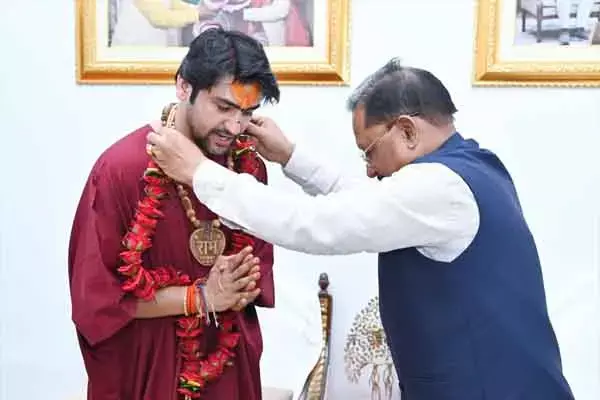Chhattisgarh News: मुख्यमंत्री ने बागेश्वर धाम के पीठाधीश्वर पं. धीरेंद्र शास्त्री से आशीर्वाद ग्रहण किया