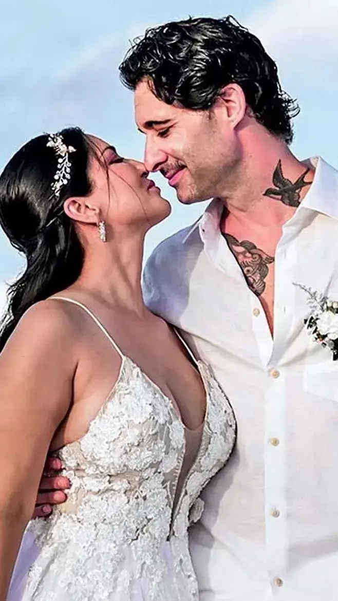 Sunny Leone ने की दोबारा शादी, तीनों बच्चे भी हुए शामिल, देखिए तस्वीरें...
