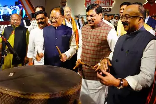Chhattisgarh News: छत्तीसगढ़ और मध्यप्रदेश का प्रेम सगे भाईयों की तरह: एमपी के सीएम डॉ. मोहन यादव ने की विष्‍णु के सुशासन की तारीफ