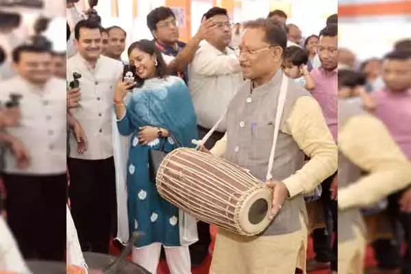 Chhattisgarh News: ..और मांदर पर थाप देते हुए थिरकने लगे सीएम विष्णुदेव: सचिव और सीपीआर के साथ राज्‍योत्‍सव के स्‍टालों का किया निरीक्षण