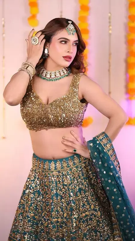 हॉट नही, Neha Malik के देसी लुक ने मचाया सोशल मीडिया पर कहर, कातिलाना फोटो देख दिल हार बैठे फैंस...