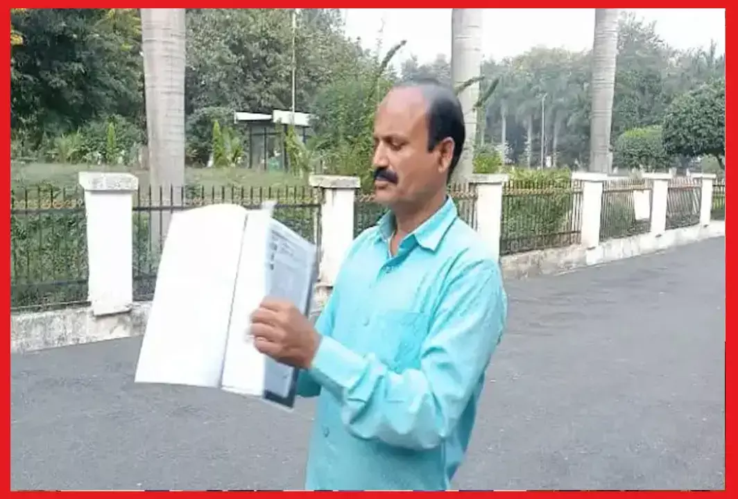 Ambikapur News: सिस्टम का ऐसा मजाक, पटवारी के रिश्वत मांगने से परेशान मैकेनिक ने कलेक्टर से मांगे रिश्वत देने आठ हजार उधार