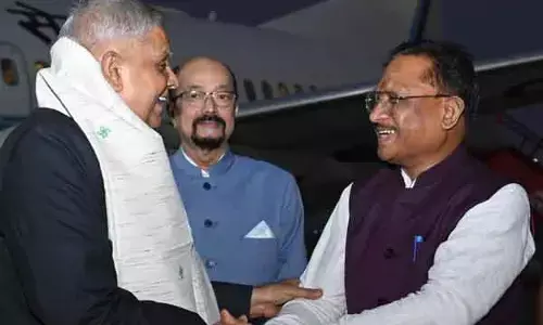 Chhattisgarh News: उपराष्ट्रपति धनखड़ पहुंचे रायपुर, एयरपोर्ट पर राज्‍यपाल और सीएम ने किया स्‍वागत