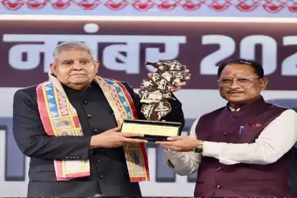 Chhattisgarh News: उप राष्‍ट्रपति ने की जमकर सराहना: कहा- छत्तीसगढ़ देश के लिए एक मिसाल, यहां विकास के नये कीर्तिमान बन रहे