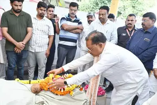 Gopal Vyas: गोपाल व्यास के अंतिम दर्शन करने पहुंचे सीएम विष्णु देव: कहा : गृहस्थ रहते हुए भी महान संत थे, उनका जाना अपूरणीय क्षति
