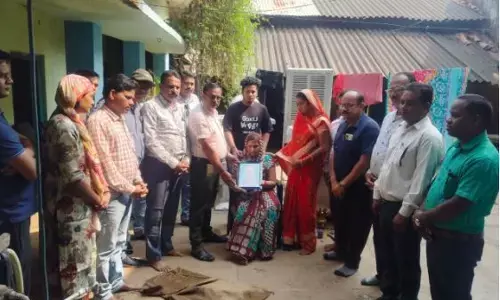 CG Teacher News: ड्यूटी के दौरान करंट से शिक्षक की मौत, संयुक्त शिक्षक संघ ने भेंट की 50,000 की संवेदना राशि...