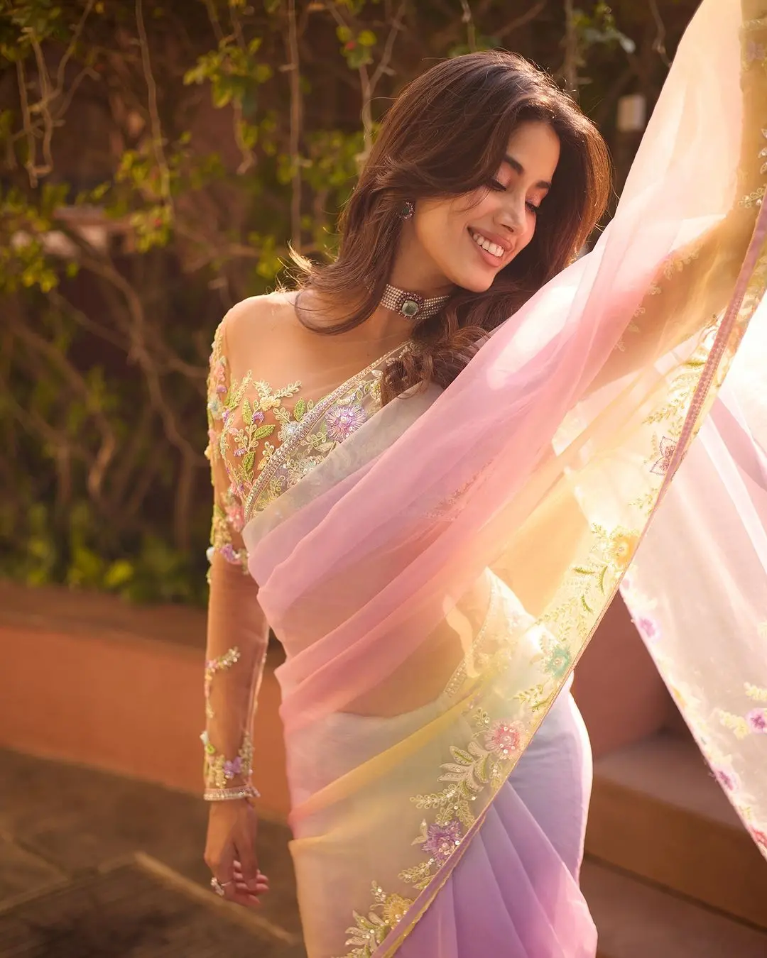 मल्टीकलर साड़ी में Jhanvi Kapoor ने कैमरे के सामने गिराई हुस्न की बिजलियां, पल्लू लहराकर दिए किलर पोज...