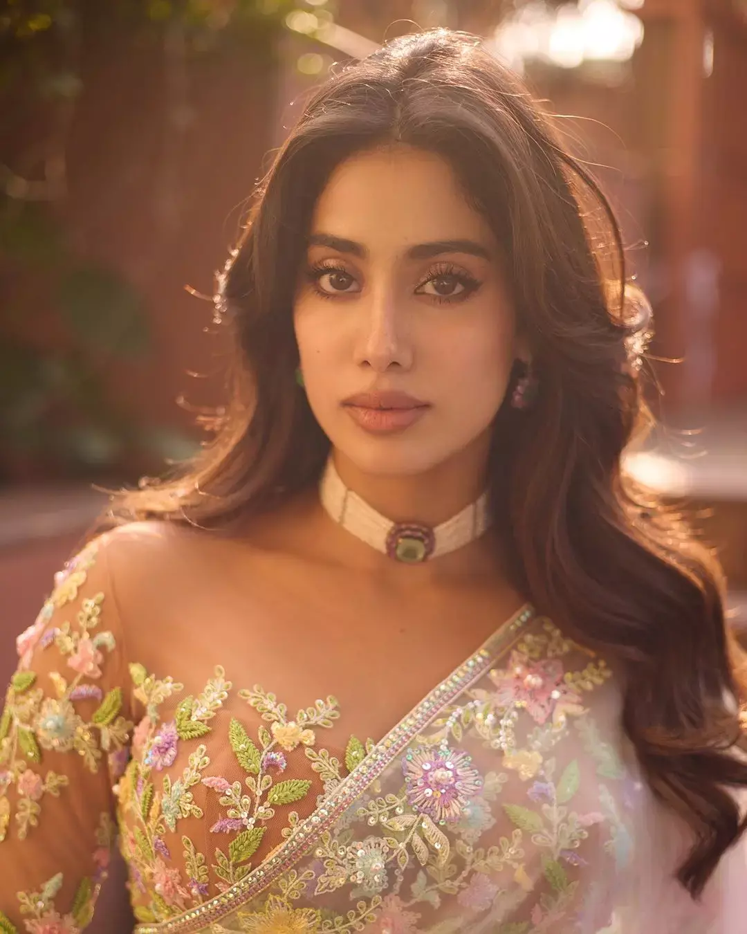 मल्टीकलर साड़ी में Jhanvi Kapoor ने कैमरे के सामने गिराई हुस्न की बिजलियां, पल्लू लहराकर दिए किलर पोज...
