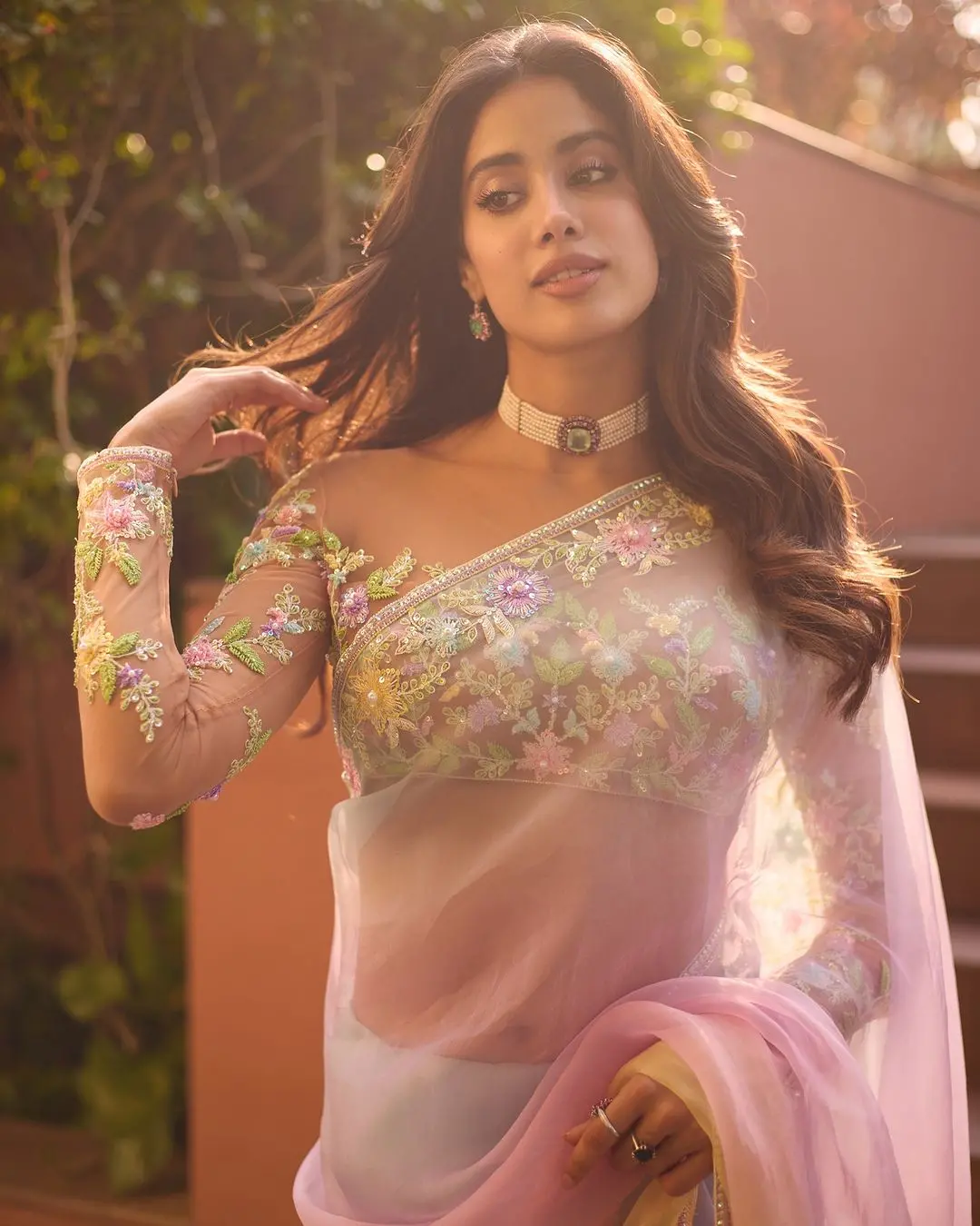 मल्टीकलर साड़ी में Jhanvi Kapoor ने कैमरे के सामने गिराई हुस्न की बिजलियां, पल्लू लहराकर दिए किलर पोज...