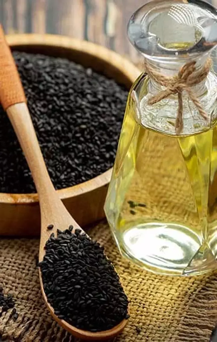 How To Make Onion Seed Oil For Hair Regrowth: झांकती सफेद खोपड़ी पर आने लगेंगे नए बाल, घर पर ऐसे बनाकर इस्तेमाल करें कलौंजी का तेल