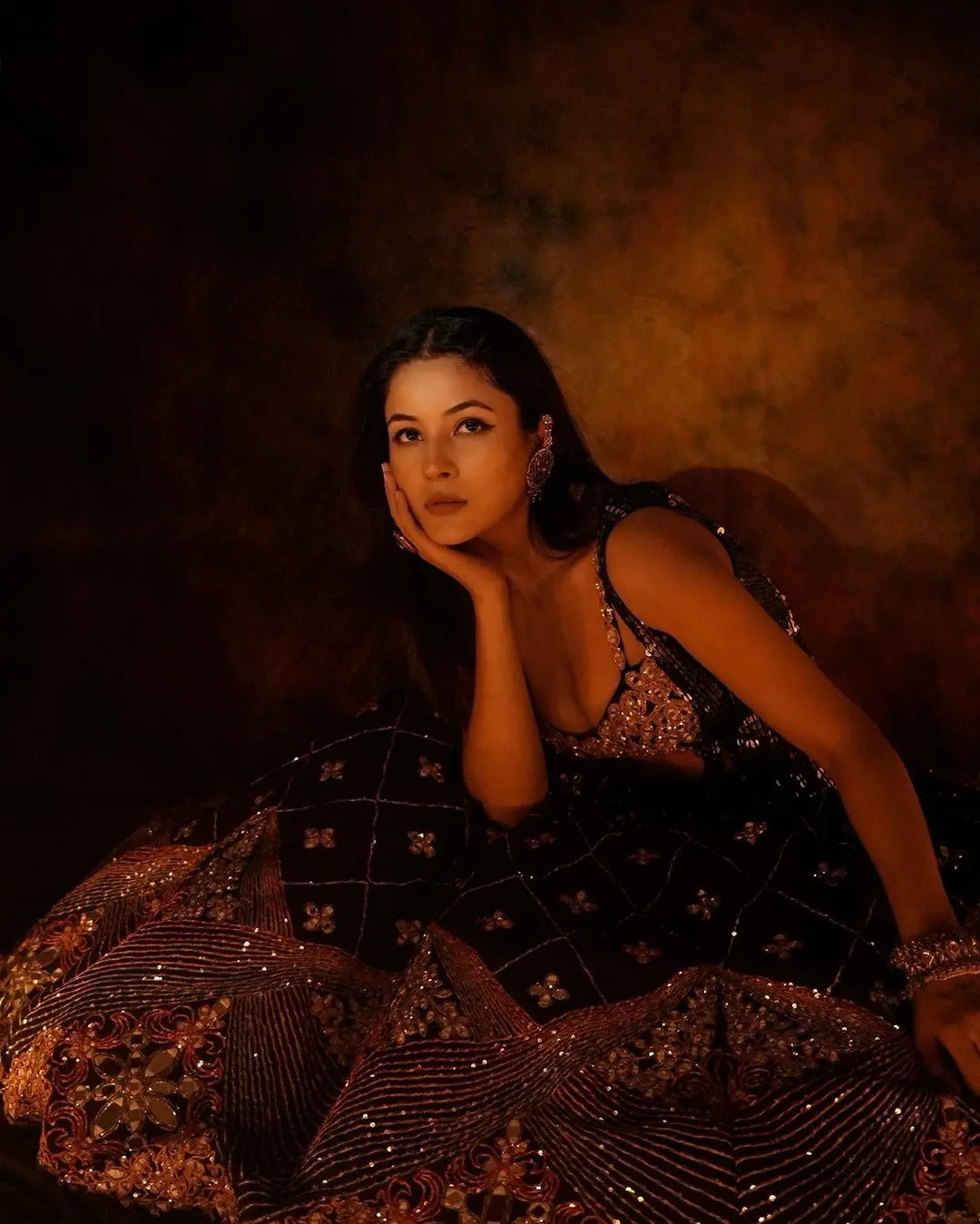 Shehnaaz Gill ब्लैक एंड गोल्डन लहंगे में दिखीं बेहद खूबसूरत, इंटरनेट पर जमकर वायरल हुए लुक...