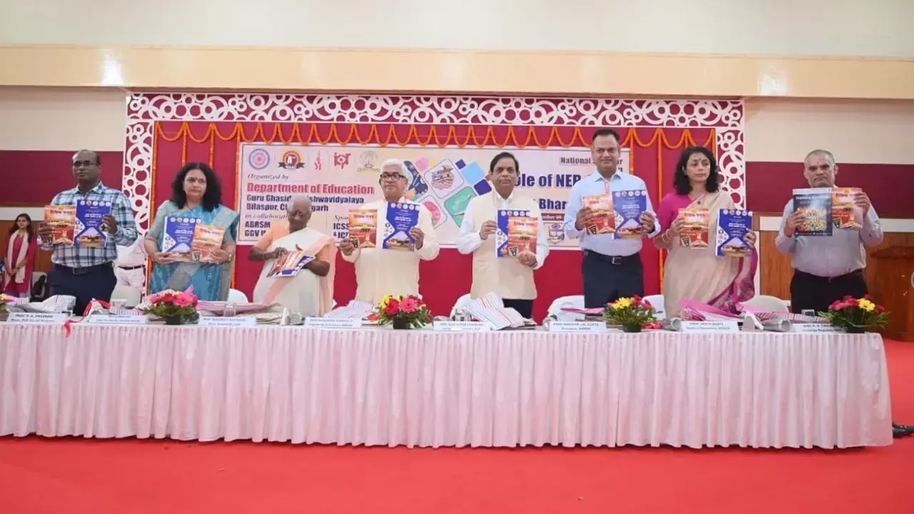 Bilaspur News: कुलपति प्रो0 चक्रवाल बोले...सिर्फ बातों से राष्ट्र का विकास नहीं, दायित्वों का निर्वहन करना होगा, सीयू ने राष्ट्रीय शिक्षा नीति को धरातल पर उतारा... Bilaspur News: कुलपति प्रो0 चक्रवाल बोले...सिर्फ बातों से राष्ट्र का विकास नहीं, दायित्वों का निर्वहन करना होगा, सीयू ने राष्ट्रीय शिक्षा नीति को धरातल पर उतारा...