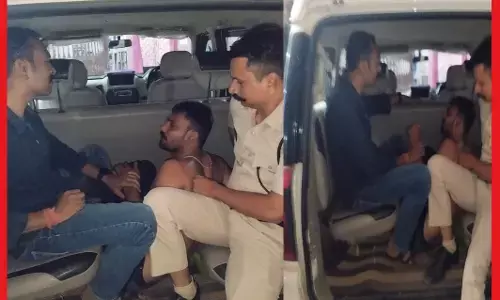 Raipur Crime: रायपुर में मर्डर के आरोपी ने पुलिस पर तान दिया कट्टा, फिर पुलिस ने ऐसे दबोचा, देखें वीडियो...