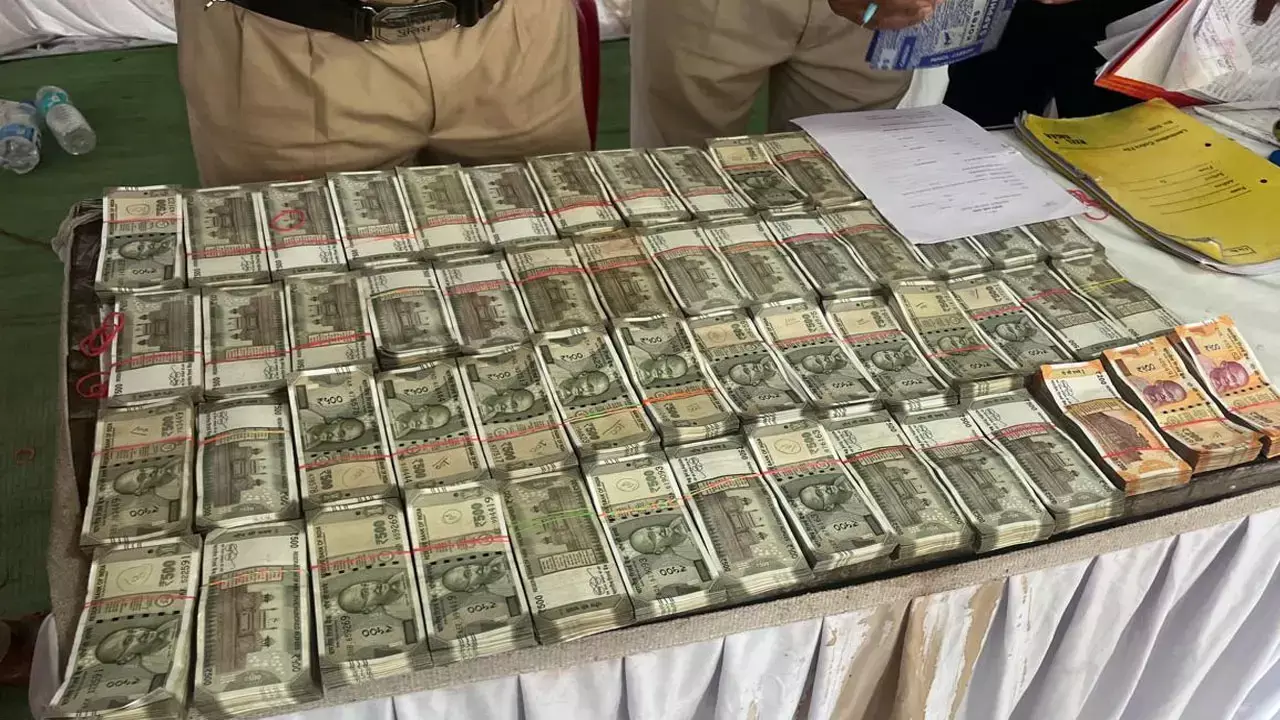 Raipur News: कार में मिली 27 लाख की नगदी, काले बैग में 500-500 के बंडल देख पुलिस भी रह गई हैरान