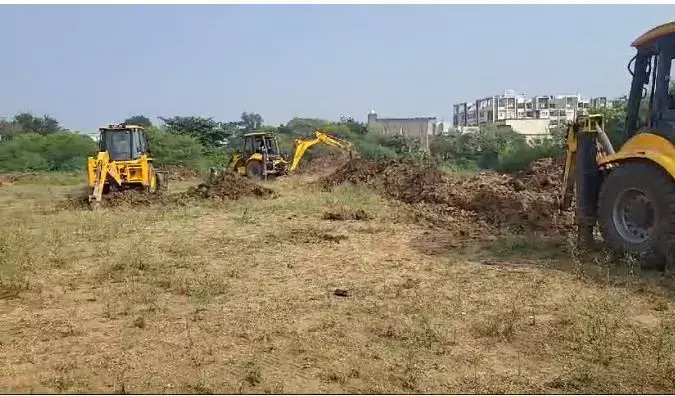 CG का पहला मामला- शराब कारोबारी ने तालाब को पाटकर बनाया मैदान,अब सरकार ने दोबारा तालाब बनाने शुरू की खोदाई