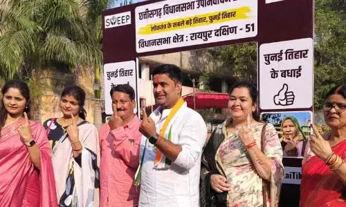 देखें फोटोः रायपुर दक्षिण उपचुनाव, आकाश शर्मा, बीजेपी ग्रामीण विधायक ने डाला वोट, सुबह 8 बजे से बूथों में मतदाताओं की भीड़...