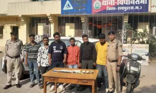 Raipur News: जुआ के फड़ पर पुलिस की दबिश, छह आरोपी गिरफ्तार, कार, बाइक से पहुंचे थे जुआ खेलने...