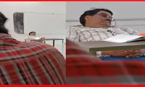 Korba News: स्कूल में सोते दिखा शिक्षक, छात्रों ने वीडियो बनाकर किया वायरल... DEO ने व्याख्याता, प्राचार्य को जारी किया नोटिस