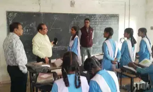 Bilaspur News: DEO का औचक निरीक्षण, शिक्षक नदारद तो कहीं स्कूल का नहीं खुला था ताला