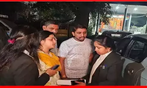 Chhattisgarh: थाने के अंदर मारपीट, BSP के अधिकारी की बेटी ने ड्राइवर के साथ की लव मैरिज, थाने पहुंचे लड़के-लड़की के परिजनों के बीच जमकर हाथापाई...