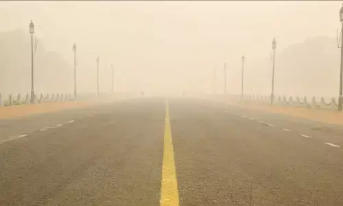 Aaj ka Mausam kaisa Rahega 20 November: दिल्ली में छाई स्मॉग की चादर, पारा लुढ़कने से बढ़ रही सर्दी, सभी स्कूल बंद