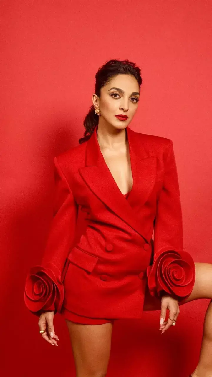 गुलाब जैसी खिली Kiara Advani, रेड ड्रेस में फिगर देख भूल जाएंगे बॉलीवुड की बोल्ड हसीनाओं, देखिए