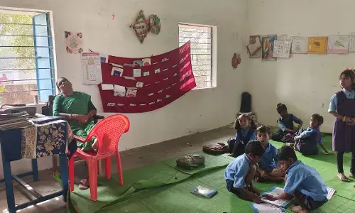 Bilaspur News: स्कूल में सोते मिली शिक्षिका, बच्चे कर रहे खुद से पढ़ाई, वीडियो वायरल