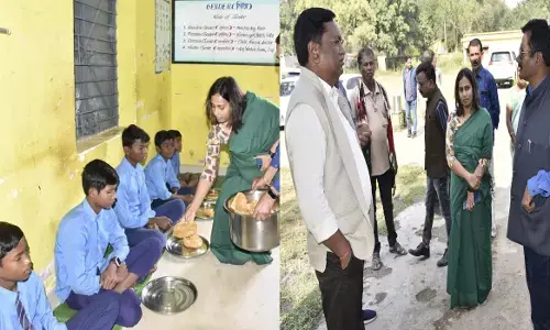 Jagdalpur News: कमिश्नर और सीईओ ने परोसा बच्चों को भोजन, सभी स्कूलों में न्यौता भोज का आयोजन करने पर बल...