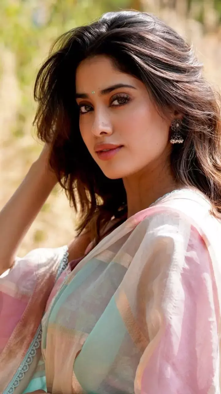 गुलाबी साड़ी में Jhanvi Kapoor ने कराया ऐसा फोटोशूट, देसी लुक देख फैंस हुए घायल, देखिए...