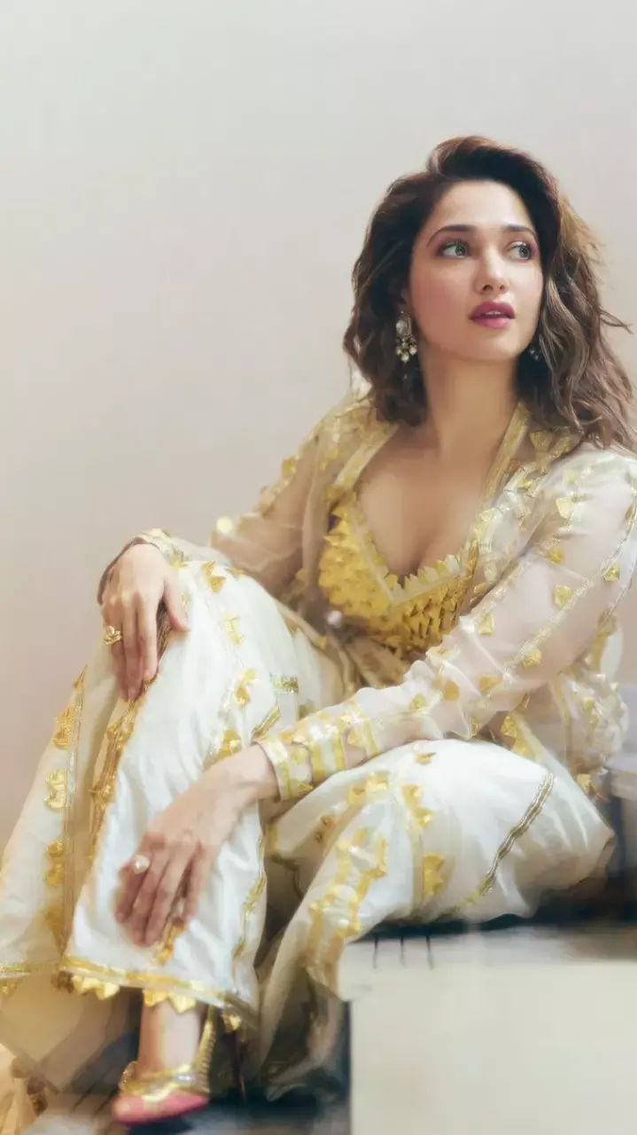 गोल्डन ड्रेस में Tamannaah Bhatia ने कराया हुस्न का दीदार, हर एक पोज पर दिल हार बैठे फैंस...